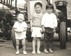 4代目瀬山文孝（左）と近所の子
